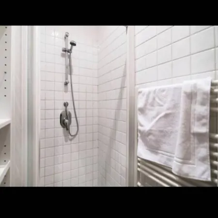 Daire Joivy Welcoming Flat With Balcony Near Piazza Di Spagna